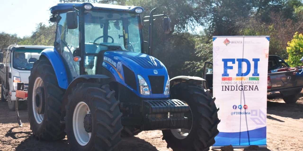 El tractor entregado por el ministerio, ayer.  Foto:  MDRYT