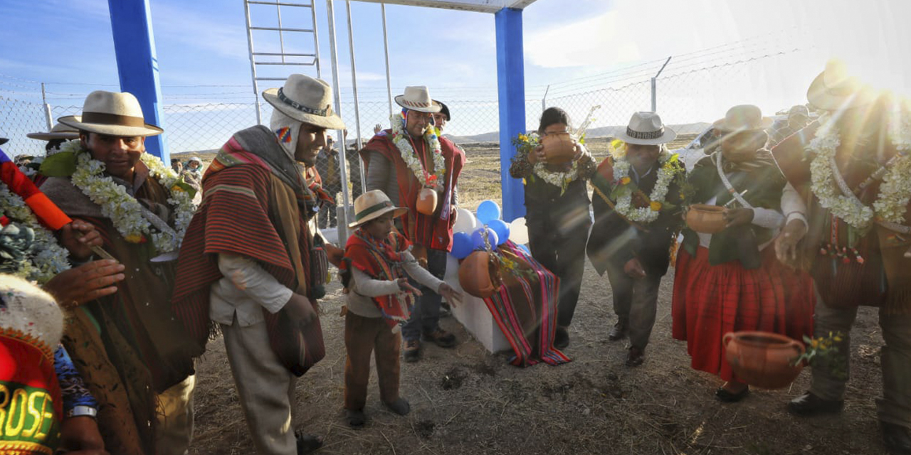 El mandatario Luis Arce en la entrega del sistema de microrriego en Calacoto. (Foto: Presidencia)