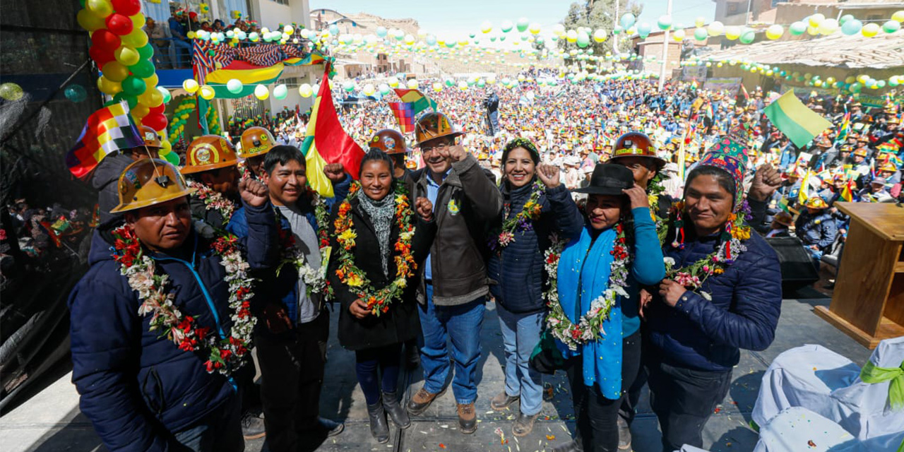 Presidente entrega sede social a la Cooperativa Minera de Colquechaca, en Potosí 
