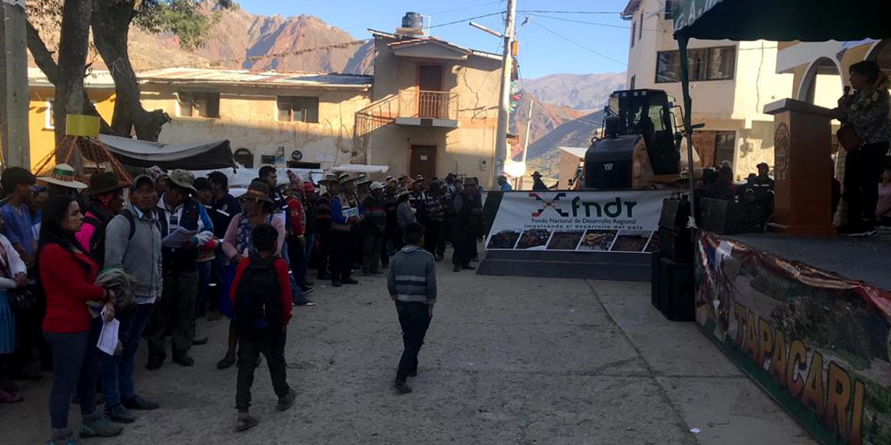 Inicio de las obras de pavimentado en el municipio de Arani. | Foto: FNDR