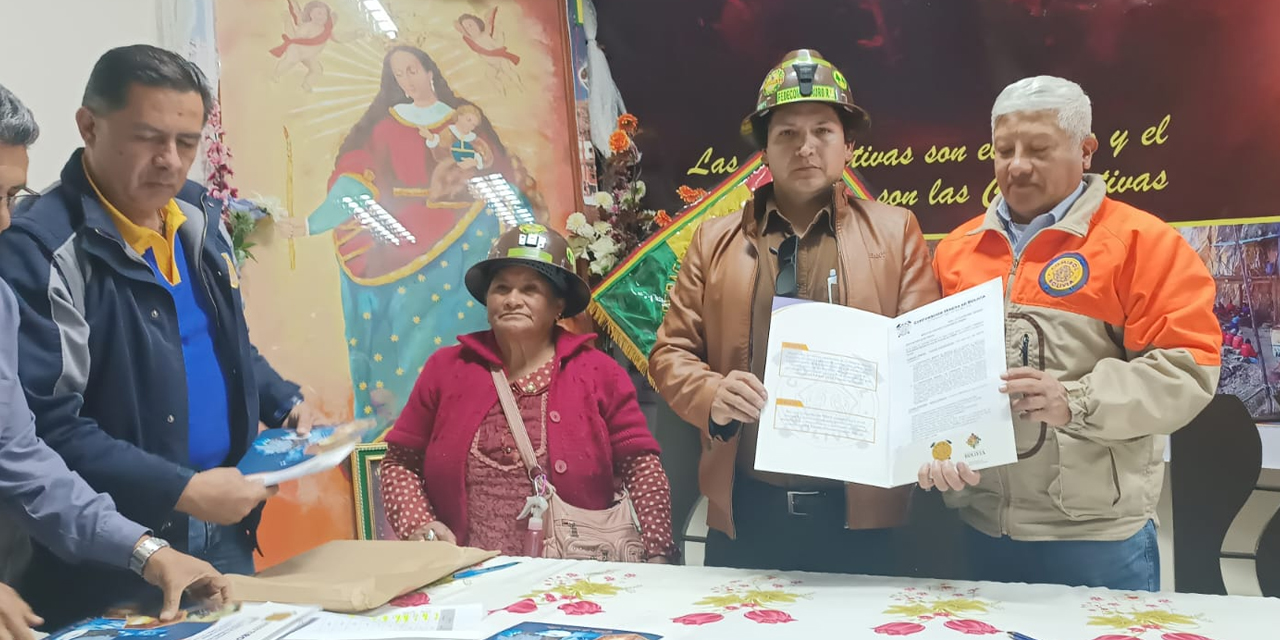El presidente de la Comibol, Reynaldo Pardo, y representantes de 10 asociaciones afiliadas a la Fedecomin) Oruro durante la firma del contrato. | Foto: Comibol
