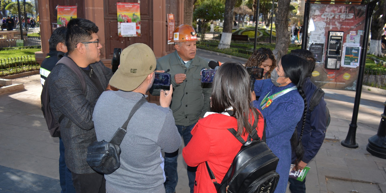 El presidente de Comibol, Reynaldo Pardo, en contacto con los medios de comunicación. | Foto: Comibol