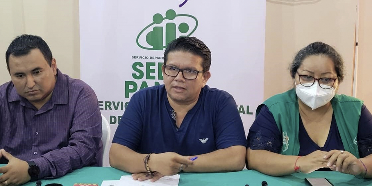 Autoridades departamentales durante la conferencia de prensa.