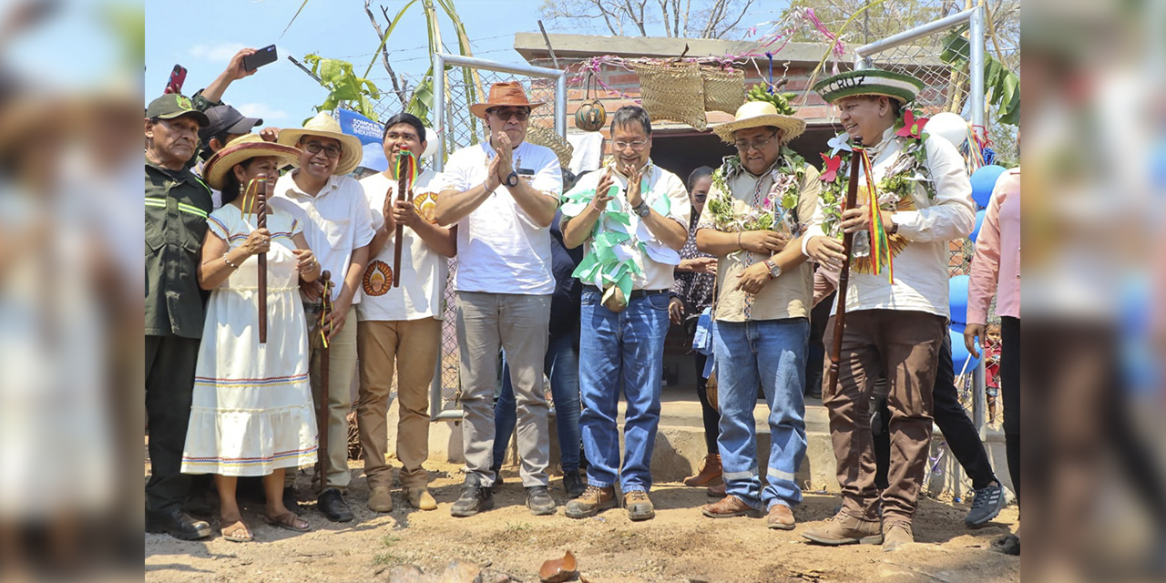 Arce en la chiquitania entrega cuatro sistemas de agua y radiobases. | Foto: Bolivia Tv.