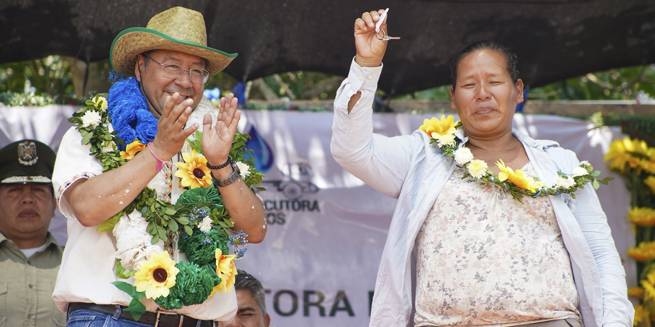 El presidente Luis Arce entrega las llaves de una vivienda nueva a una madre de familia. | Foto: Comunicación Presidencial