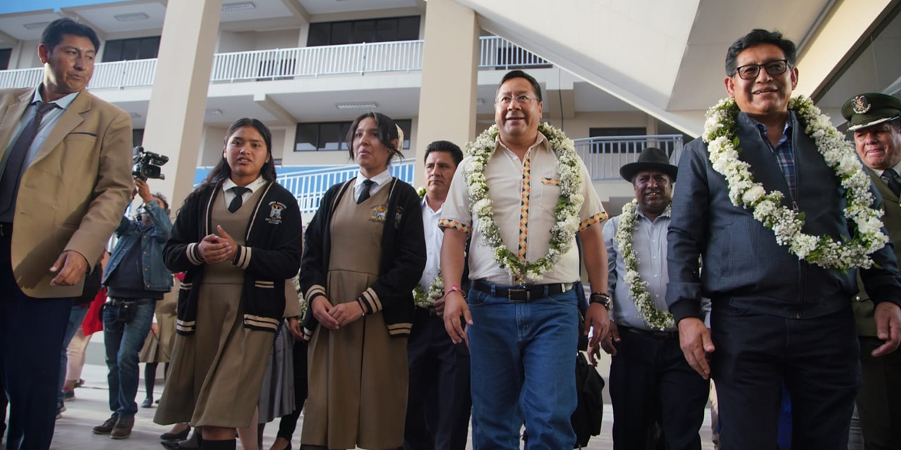 El presidente Luis Arce, junto con el ministro de Educación, Édgar Pary, plantel docente y estudiantes, recorre las instalaciones de la moderna unidad.