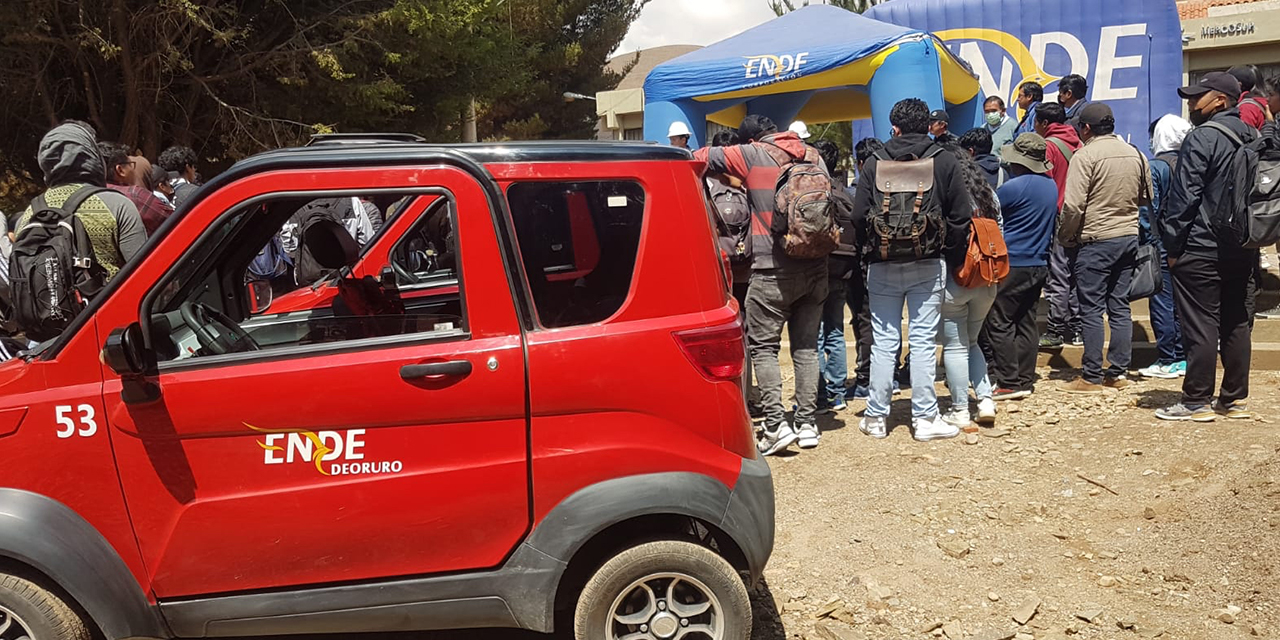 Un vehículo eléctrico en la feria organizada en Oruro