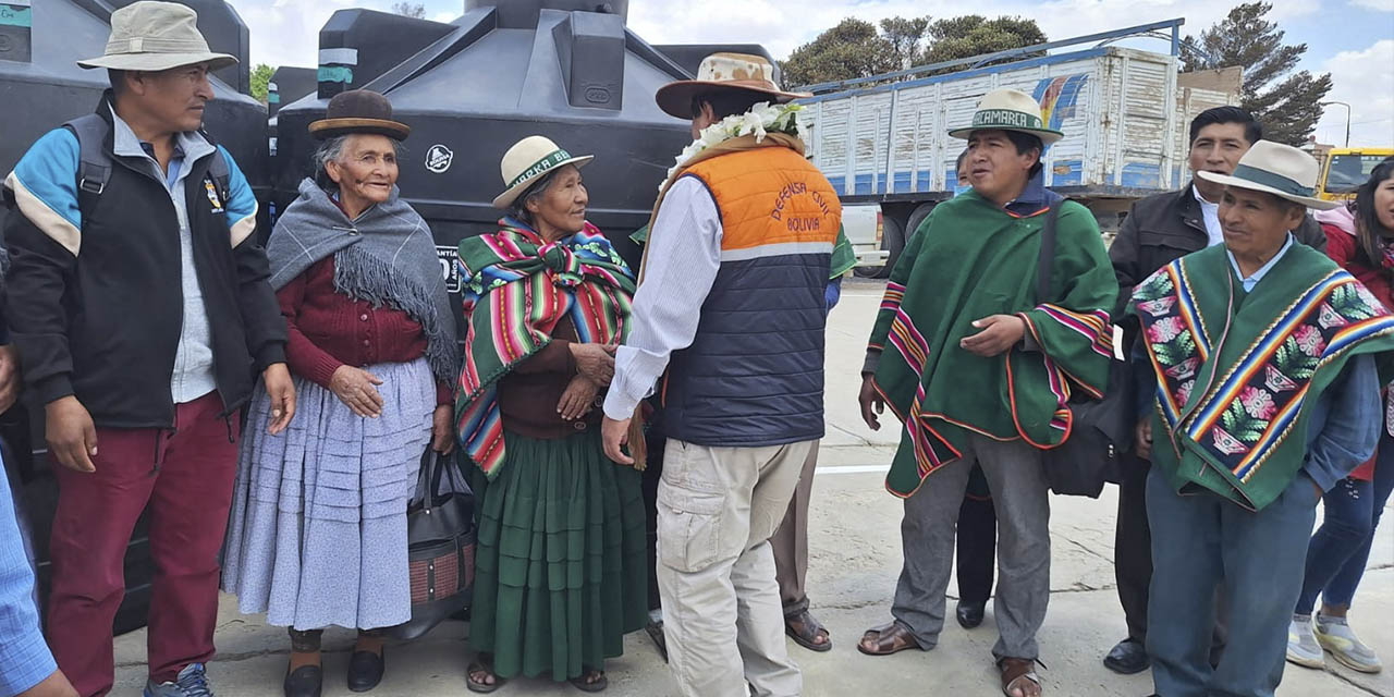 El viceministro Calvimontes hizo la entrega de tanques a los municipios afectados por la sequía. Foto: Defensa Civil
