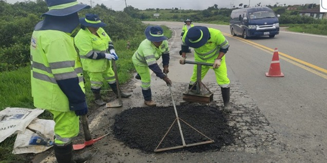 Trabajos de conservación vial en el Trópico de Cochabamba. (Foto: ABC)