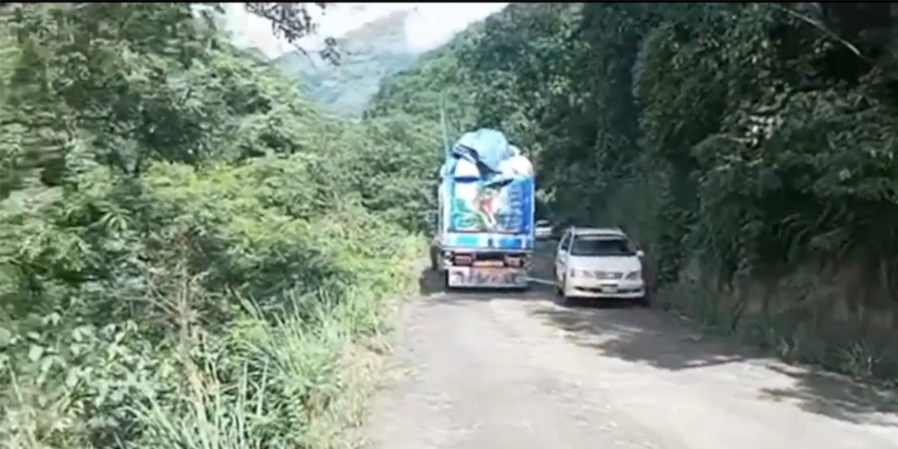 Levantan bloqueo en la carretera La Asunta – Chulumani y se regulariza el tránsito