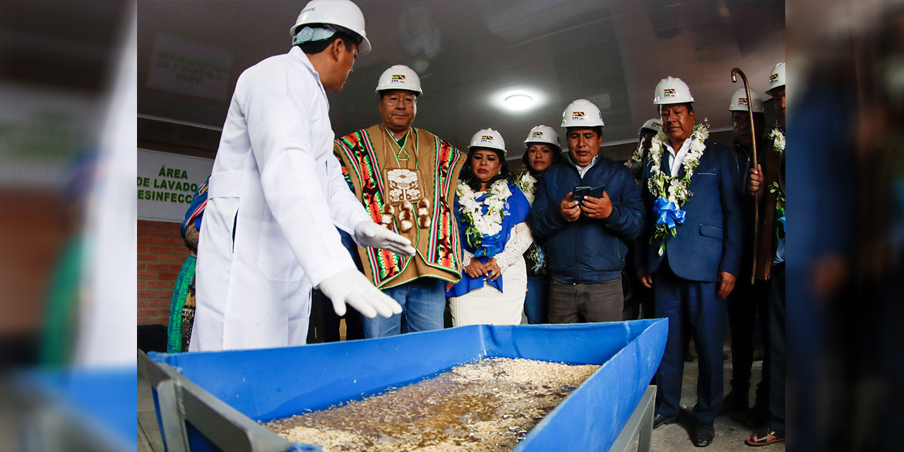 Entregan un centro de industria de forraje para ganado y un sistema de agua potable
