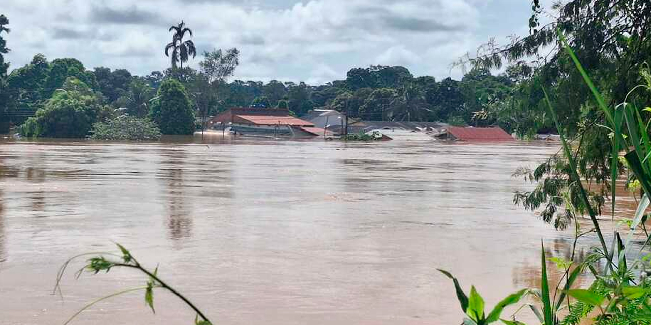El agua llega a los techos de las viviendas en Cobija. Foto: ABI