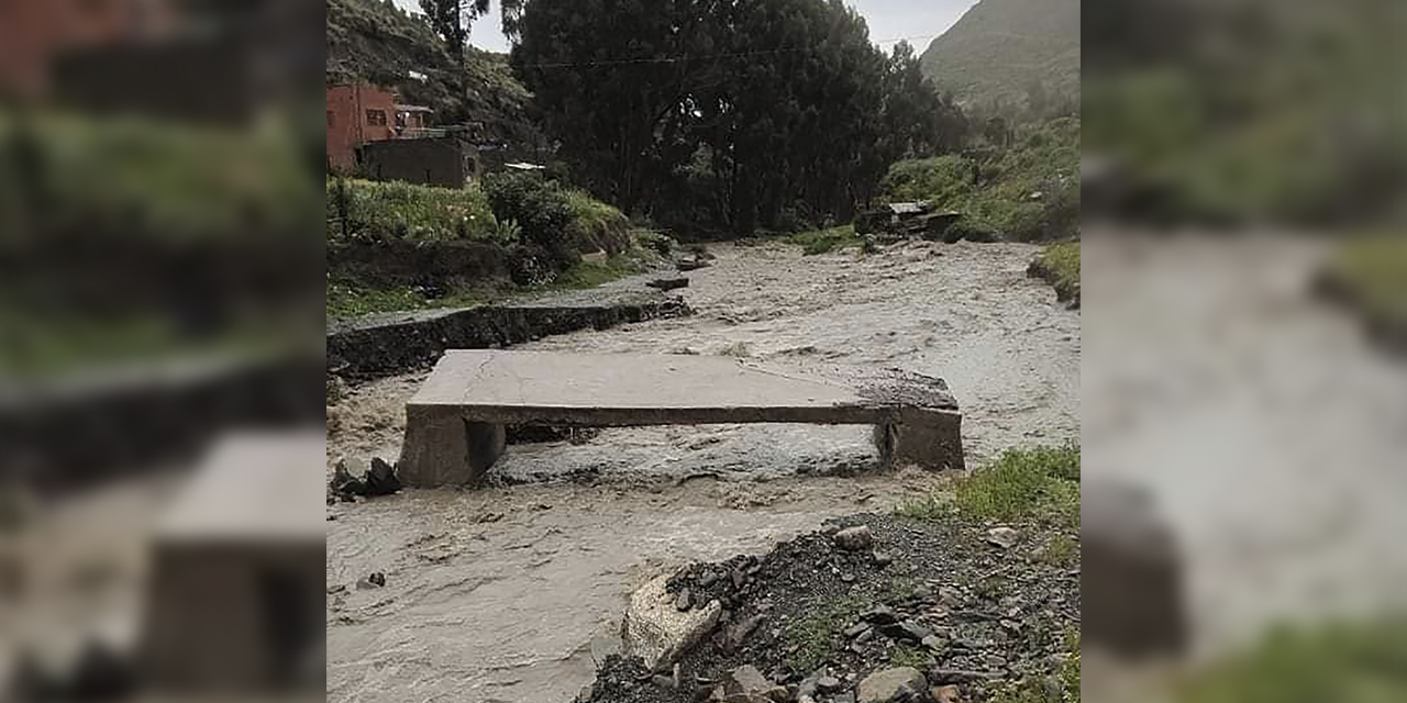 Las aguas se llevan un puente en Palca.
