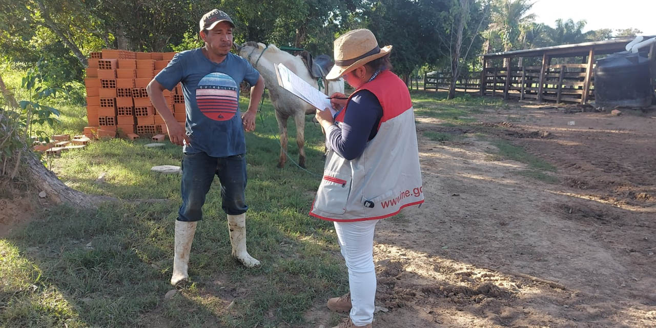 Una de los 22.304 censistas voluntarios realiza su labor el día del censo, el sábado 23 de marzo. Foto: INE