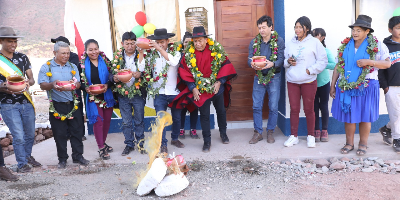 El vicepresidente David Choquehuanca realiza la entrega de viviendas sociales. Foto: Vicepresidencia.