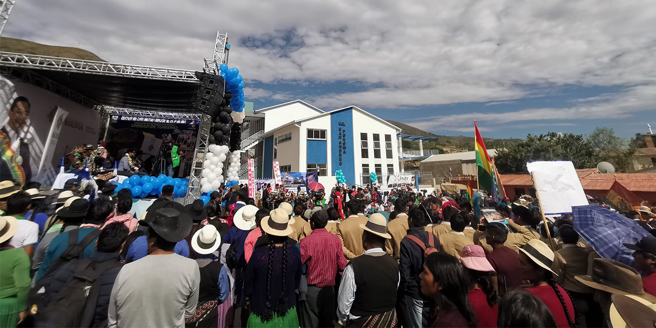 Presidente entrega 60 viviendas, colegio, maquinaria agrícola y sistemas de riego en Poroma