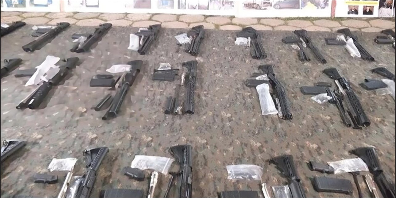 Fusiles automáticos de asalto modelo AR-10, calibre 7.62 milímetros, incautados. Foto RTP  