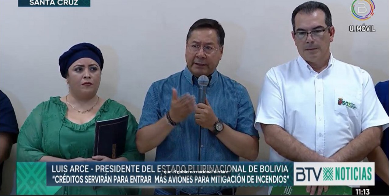 El presidente Luis Arce con el gobernador de Santa Cruz, Mario Aguilera, y la ministra María Nela Prada. Captura de pantalla.