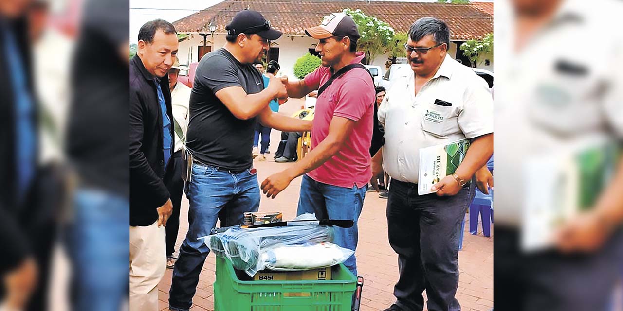 Los productores reciben el equipamiento en Buena Vista.