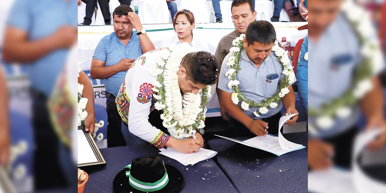 Autoridades en la firma del convenio.