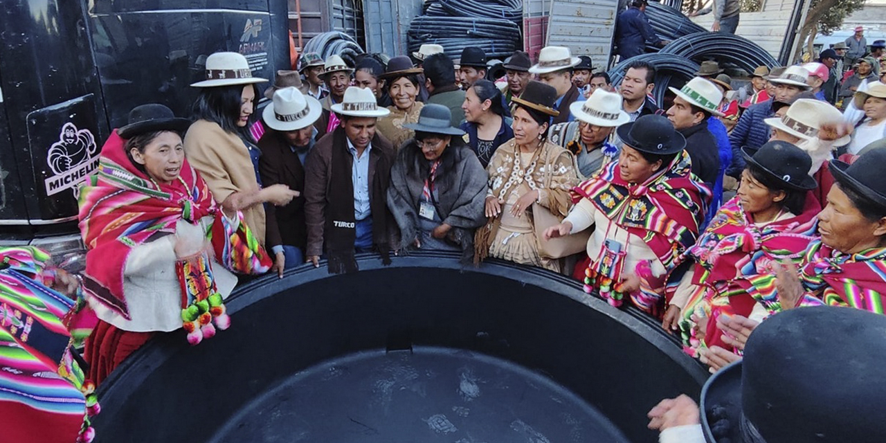 Entrega de insumos en beneficio de familias orureñas de 10 municipios.