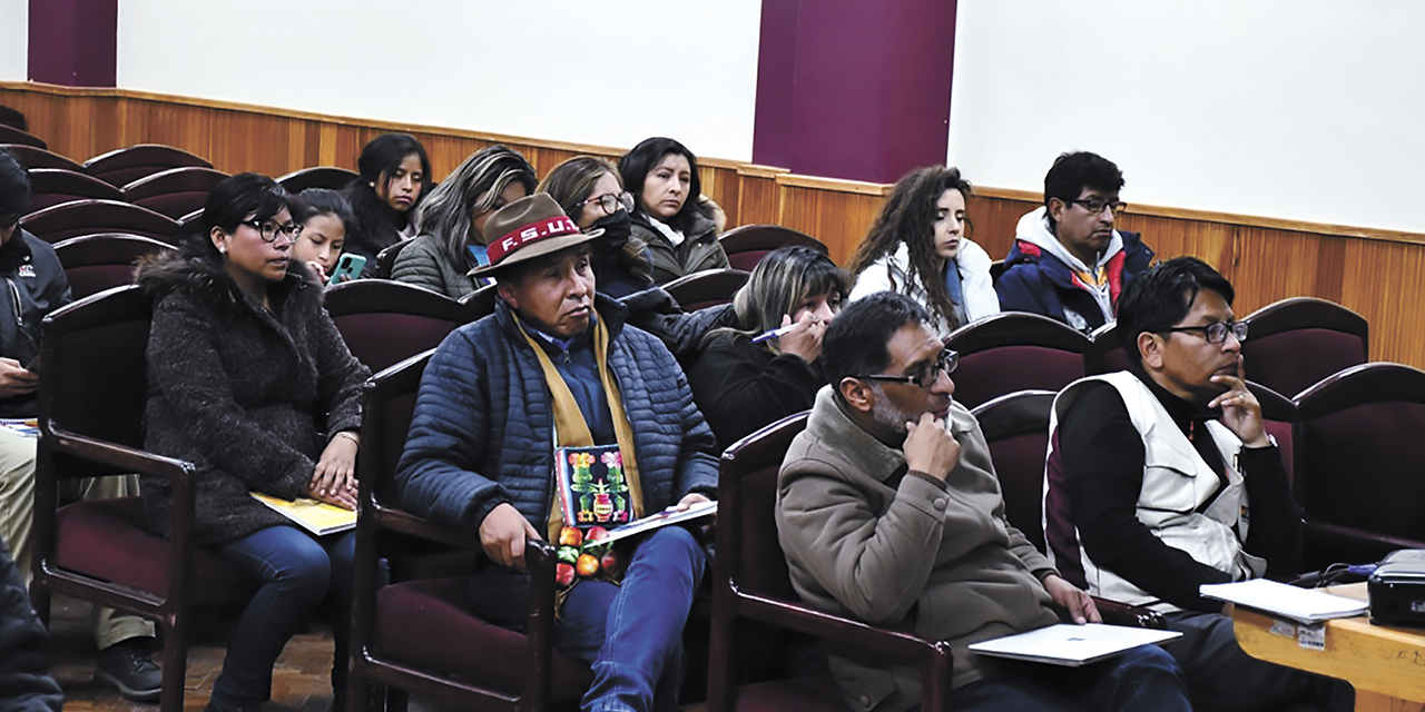 Ciudadanos en una actividad electoral en Oruro.