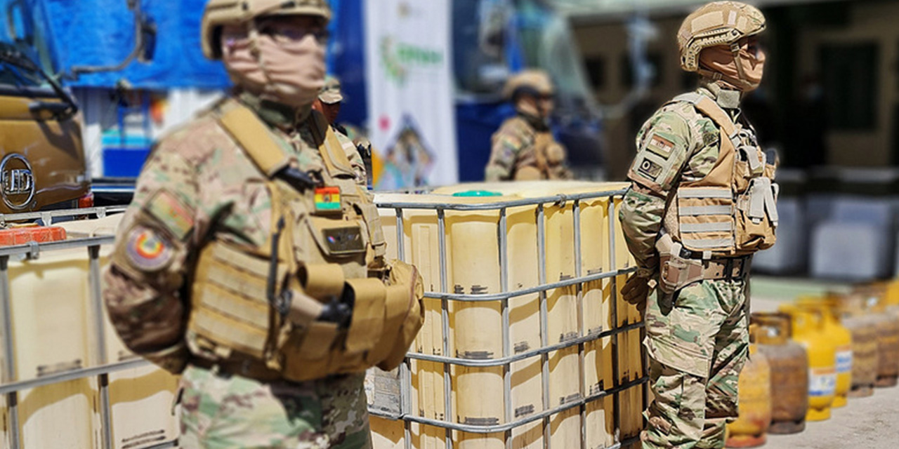 Efectivos militares intensifican los controles contra el contrabando.