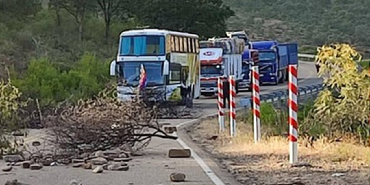 Bloqueo evista en la ruta Cochabamba-Sucre.