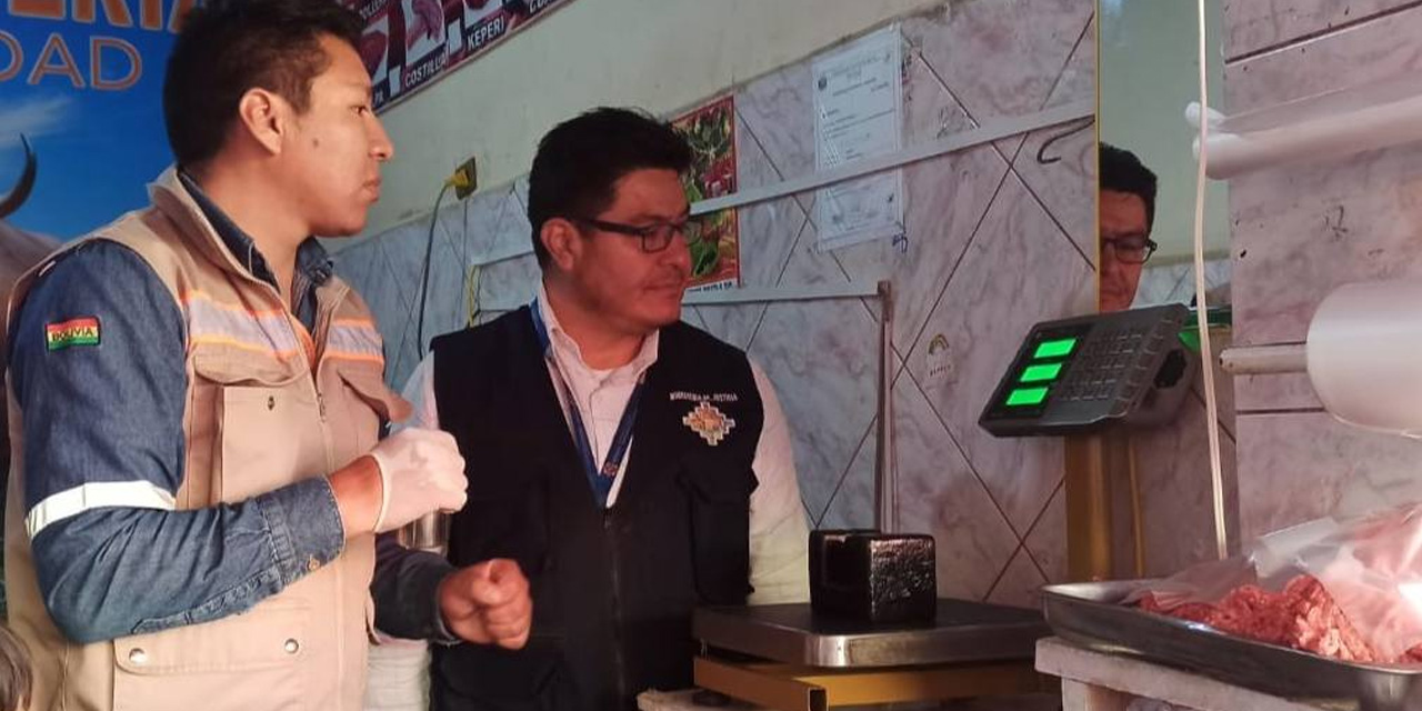 En mercados de Cochabamba encuentran balanzas adulteradas, vendedoras engañaban con el peso